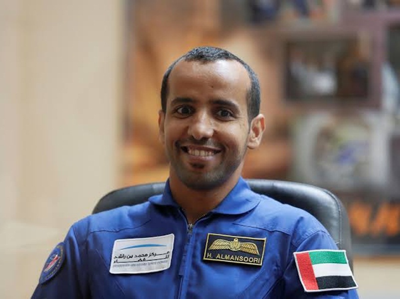 هزاع المنصوري يحصل على ميدالية الخدمة العامة المتميزة من "ناسا"